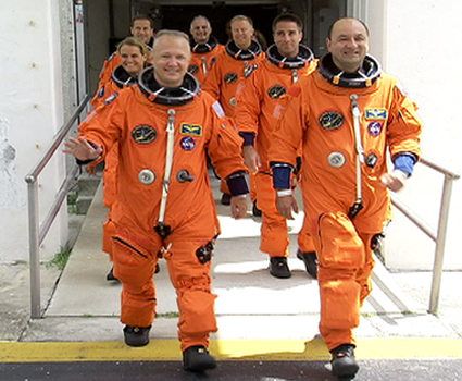 צוות האנדוור במשימה STS-127 היום בעת עלייתם למעבורת צוות האנדוור במשימה STS-127 היום בעת עלייתם למעבורת