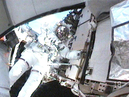 توم ماشبورن، كما يظهر من كاميرا كريس كاسيدي أثناء قيامهما بالسير في الفضاء الثالث للمهمة STS-127 في 24 يوليو 2009.
