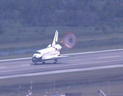 Landing of the shuttle Endeavor, 31/7/09, at the Kennedy Space Center. Photo: NASA