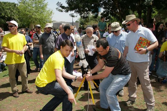 אלכסיי ואביו עם הטיל הזוכה בתחרות טכנוראש 2009