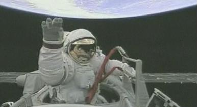 Zhai Zhigang comes out of the cabin and waves goodbye as the spacewalk begins. Photo: XINHUANET.