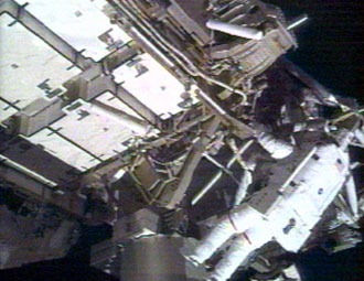 בתמונה: האסטרונאוט בוב קורבים בהליכת החלל הראשונה במשימה STS-116. צילום: הטלוויזיה של נאסא