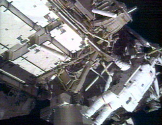 In the photo: Astronaut Bob Korbim on the first spacewalk on mission STS-116. Photo: NASA TV