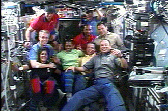 חברי צוות משימה STS-116 ביצעו בדיקה מעמיקה של הכנף השמאלית והחלו להתכונן להליכת החלל הצפויה היום.