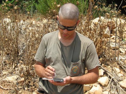 An inspector of the Nature and Parks Authority with a handheld computer. Soon he will have access to the database that will help him preserve nature. Photo: Yariv Malihi