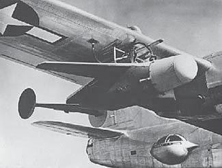 ה'עטלף' (Bat). טיל השיוט מונחה מכ''ם הקרבי הראשון, מתחת לכנף המפציץ B-24. בחודש מאי 1945 הטביע צוללת יפנית ממרחק של 20 מייל