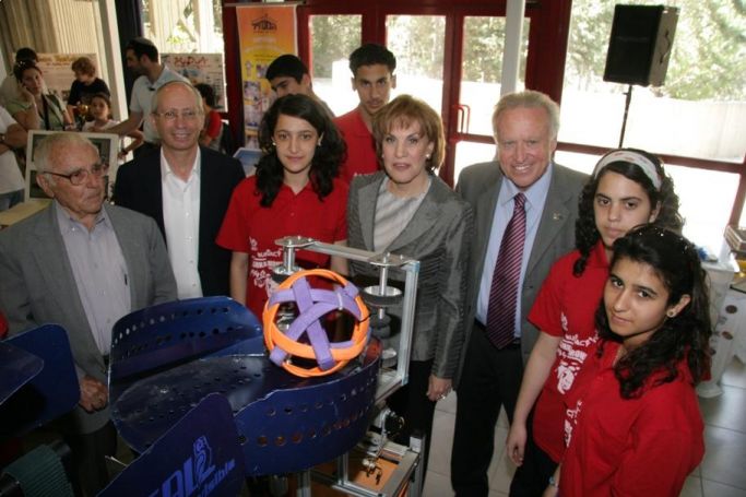 From right to left: General (Res.) Amos Horev, Professor Moshe Shoham, Galia Maor, Technion President Professor Yitzhak Apluig and students with the robot they built