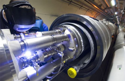חתך רוחב של מאיץ החלקיקים LHC בז'נבה. איור: CERN חתך רוחב של מאיץ החלקיקים LHC בז'נבה. איור: CERN