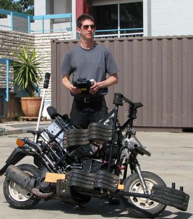 אורי ננר והאופנוע שאינו נופל. צילום: הטכניון