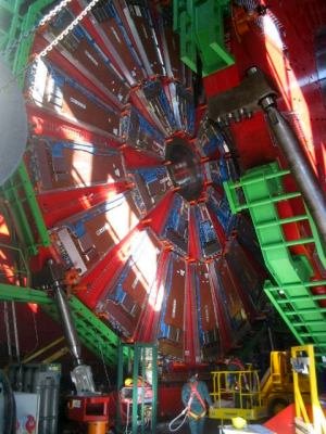 تجميع كاشف CMS في موقع LHC في CERN. من ويكيبيديا