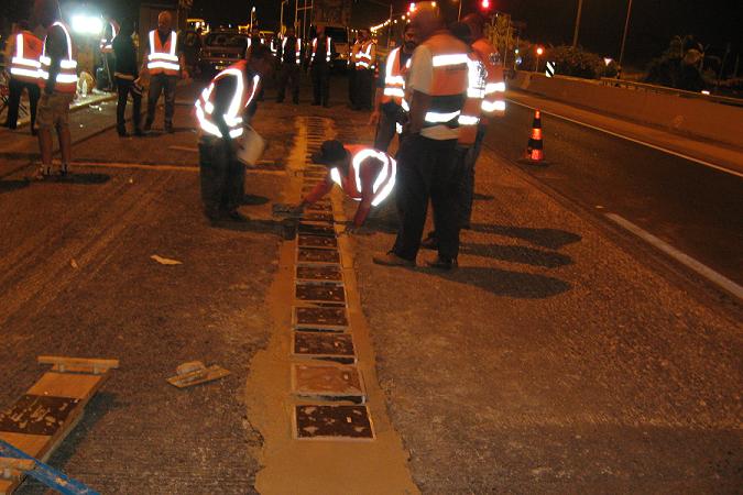 התקנת מערכת ייצור החשמל מתנועת מכוניות בכביש 4. צילום: החברה הלאומית לכבישים