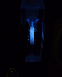 חלקיקים קורנים באור אולטרה סגול. צילום: אוניברסיטת לסטר