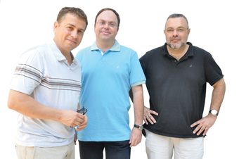 מימין: מיכאל (מייק) פיינזילבר, דר. נעמן קם ופרופ' יצחק (צחי) פלפל. צילום: מכון ויצמן מימין: מיכאל (מייק) פיינזילבר, דר. נעמן קם ופרופ' יצחק (צחי) פלפל. צילום: מכון ויצמן