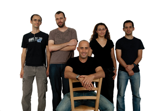 From the right: Nitzan Akerman, Anna Kesselman, Dr. Roi Ozari, Yanon Glickman and Shlomi Kotler. Weizmann Institute photo
