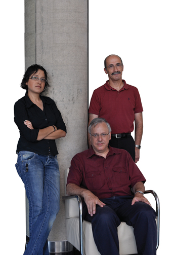 מימין: דר. אייל שכטר, פרופ' בן-ציון שילה ודר. ר'אדה מסראווה. צילום מכון ויצמן
