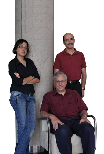 מימין: דר. אייל שכטר, פרופ' בן-ציון שילה ודר. ר'אדה מסראווה. צילום מכון ויצמן מימין: דר. אייל שכטר, פרופ' בן-ציון שילה ודר. ר'אדה מסראווה. צילום מכון ויצמן