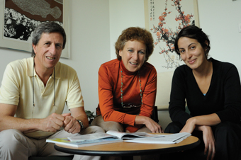 From the right: Yulia Mahamid, Prof. Leah Addi and Prof. Steve Weiner. connecting line