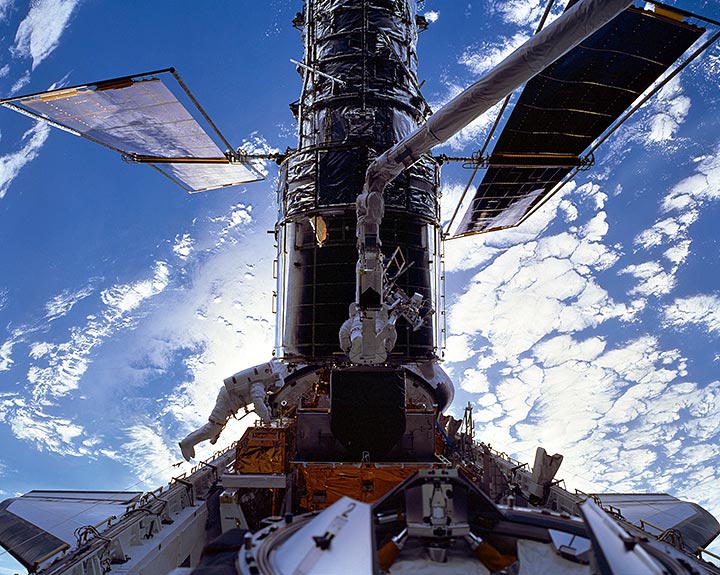 האסטרונאוט מייקל פואל עובד במהלך השידרוג השלישי של טלסקופ החלל האבל, דצמבר 1999. צילום: נאס"א