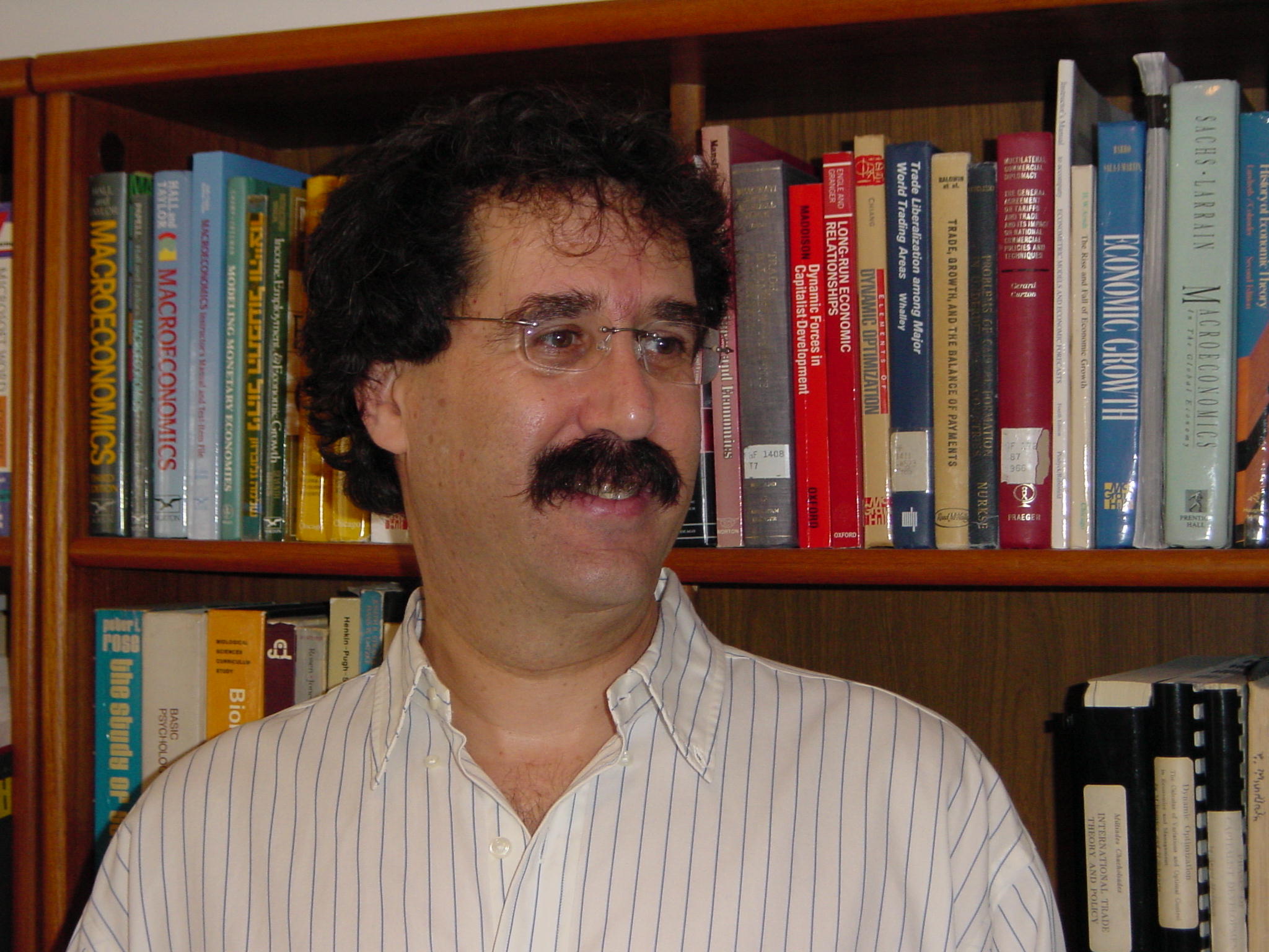 ד"ר דן בן-דוד, המחלקה למדיניות ציבורית, אוניברסיטת תל-אביב, ומנכ"ל מרכז טאוב