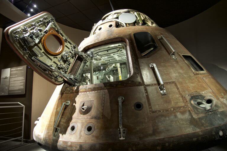 תא הנחיתה של החללית אפולו 13 כפי שצולם בשנת 2014 בתצוגה במרכז החלל קנדי בפלורידה. צילום: shutterstock