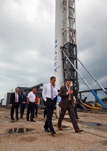 הנשיא ברק אובמה מסייר במתחם טילים פרטי של חברת SpaceX במרכז החלל קנדי ב-15 באפריל 2010 כשהוא מלווה במנכ"ל החברה, אילון מוסק . תצלום רשמי של הבית הלבן