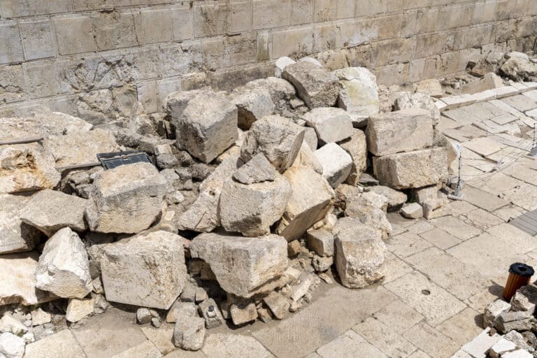 ערמת אבנים מסותתות שנפלו בעת חורבן בית המקדש השני בירושלים. המחשה: depositphotos.com