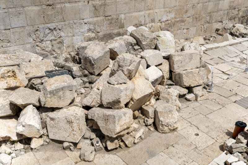 ערמת אבנים מסותתות שנפלו בעת חורבן בית המקדש השני בירושלים.  <a href="https://depositphotos.com. ">המחשה: depositphotos.com</a>