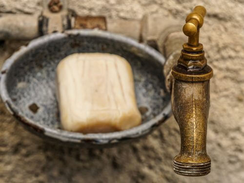 Faucet and sink that are over a hundred years old. Illustration: Image by Susanne Jutzeler, suju-foto from Pixabay