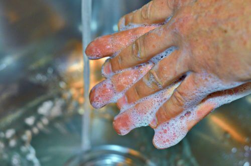 hand washing. Illustration: Image by Renate Köppel from Pixabay