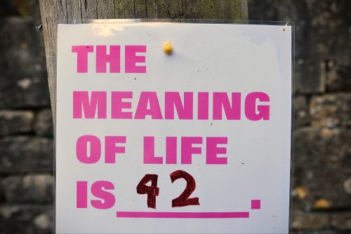 משמעות החיים היא 42. המשפט המזוהה ביותר עם דאגלס אדאמס. צילום" shutterstock