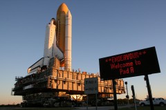 מעבורת החלל אנדוור מגיעה לכן השיגור. צילום: קן קריימר, Universe Today