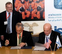 מימין לשמאל: מנהל סוכנות החלל הישראלית צבי קפלן, מנהל נאס"א צ'ארלס בולדן, שר המדע דניאל הרשקוביץ