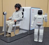 הרובוט אסימו של הונדה מדגים קשר בין מוח אדם למכונה