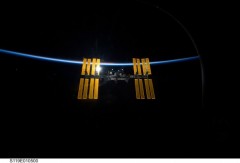 תחנת החלל הבינלאומית מקיפה את איזור הלילה של כדור הארץ ומוארת לפיכך מאחור. צילום: נאס"א
