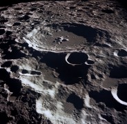 מכתש ירחי מתוך ויקיפדיה (מכתש דדאלוס בצידו הרחוק של הירח). לא פורסמה במאמר תמונה של המכתש המדובר