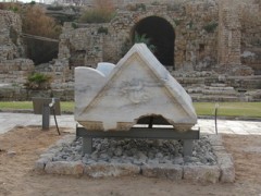 ארון הקבורה עם סמל המדוזה שהתגלה בקיסריה. צילום: רשות העתיקות