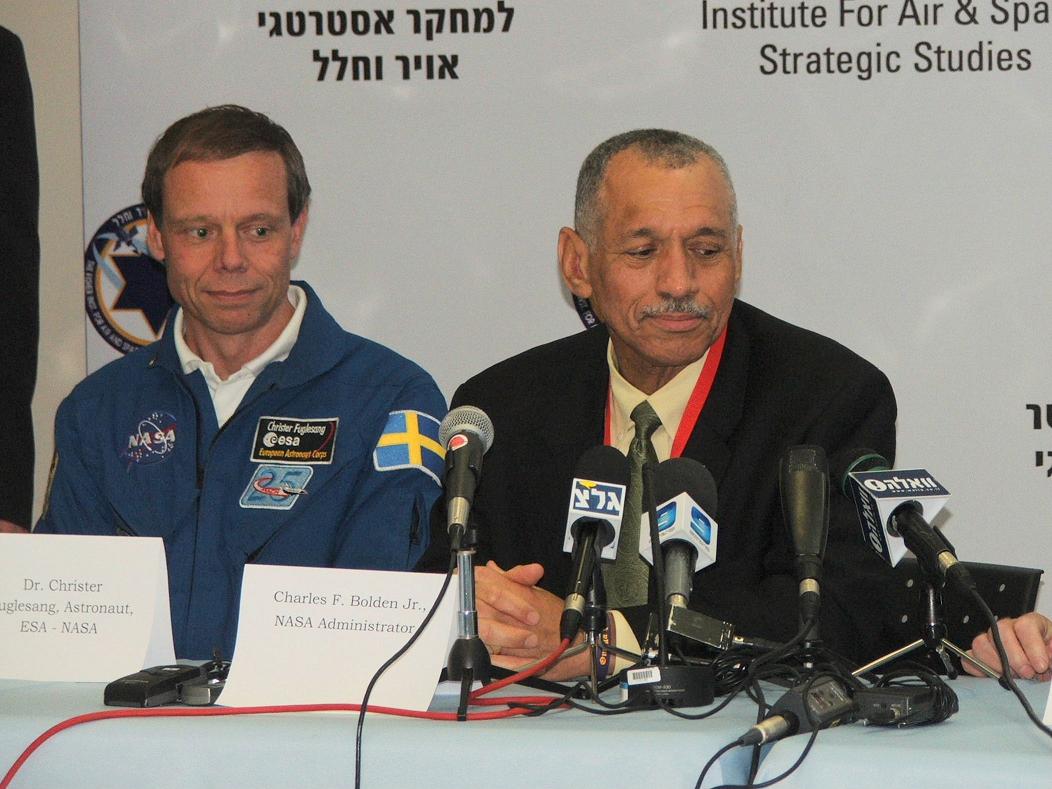 ראש נאס"א צ'ארלס בולדן והאסטרונאוט כריס פוגלסאנג, ינואר 2010, בית חיל האוויר בהרצליה. צילום: לאון רוזנבלום