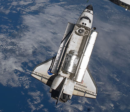 المكوك إنديفور مع الهدوء على متنه، أثناء اقترابه من محطة الفضاء الدولية، 8 فبراير 2010