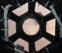 מדבר סהרה כפי שנראה מתחנת החלל דרך מרפסת התצפית קופולה בדקות הראשונות להפעלתה, 17 בפברואר 2010