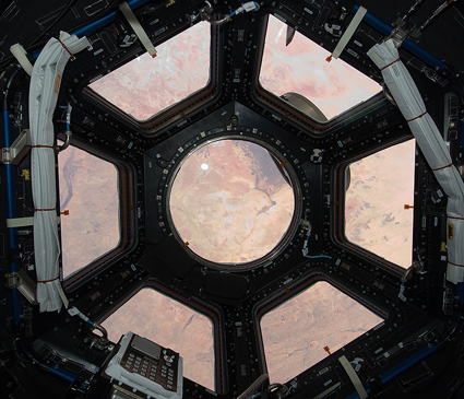 الصحراء الكبرى كما تُرى من المحطة الفضائية عبر منصة مراقبة القبة في الدقائق الأولى من تشغيلها، 17 فبراير 2010