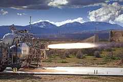 מותנעים. שריפת חמצן נוזלי וקרוסין, המנוע הראשי של ה-Lynx של XCOR פולט להבות במהלך מבחן שהתקיים בחודש מרץ האחרון במדבר המוהאבי. צילום: Popular Science