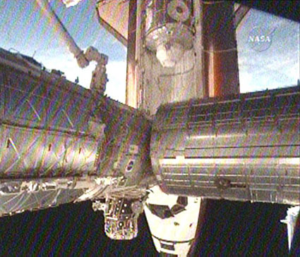 مكوك الفضاء إنديفور، STS-130 يرسو في المحطة الفضائية، 10 فبراير 2010. في وسط الصورة توجد وحدة الهدوء ومرصد كوبولا الفضائي الملحق بها على سطح الشحن للمكوك