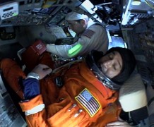 ג'ורג' זמקה, מפקד STS-130 נקשר לסיפון השיגור של אנדוור, 7 בפברואר 2010. השיגור בוטל דקות אחדות לפני המועד המתוכנן