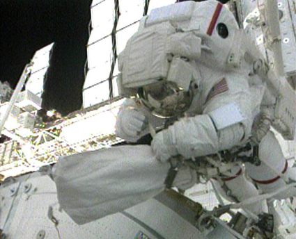 בוב בהנקן עובד מחוץ לתחנת החלל בהליכת החלל הראשונה במשימת STS-130