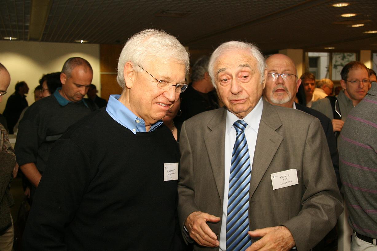 في صورة اللقاء: عزيا جليل (على اليمين) مع الدكتور ليفي غيرتزبيرج مؤسس شركة "زوران"، تصوير: يوآف باشر المتحدث باسم التخنيون.
