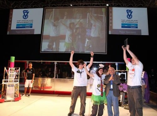 The chairman of the Technion Applicants' Association in Israel, Maj. Gen. (Ret.) Amos Horev, presents the prizes to the winners of the First 2009 competition. Photo: Assaf Shilo, Technion Spokesperson