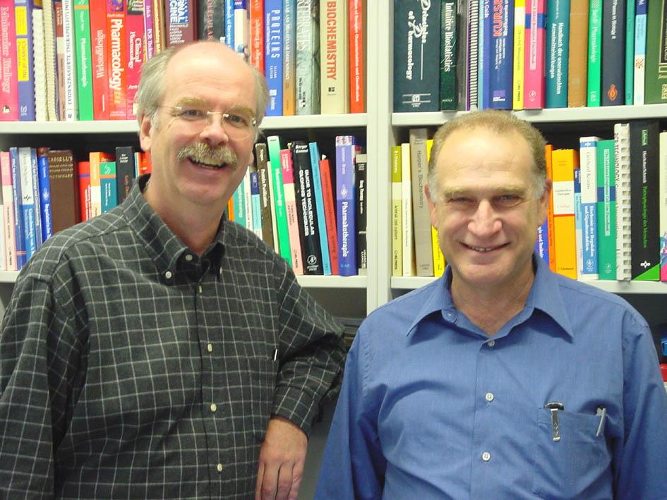 البروفيسور يوآف هانيس من كلية علوم الحياة في جامعة تل أبيب (على اليمين) والبروفيسور بيتر جيرشيك من كلية الطب في جامعة أولام في ألمانيا