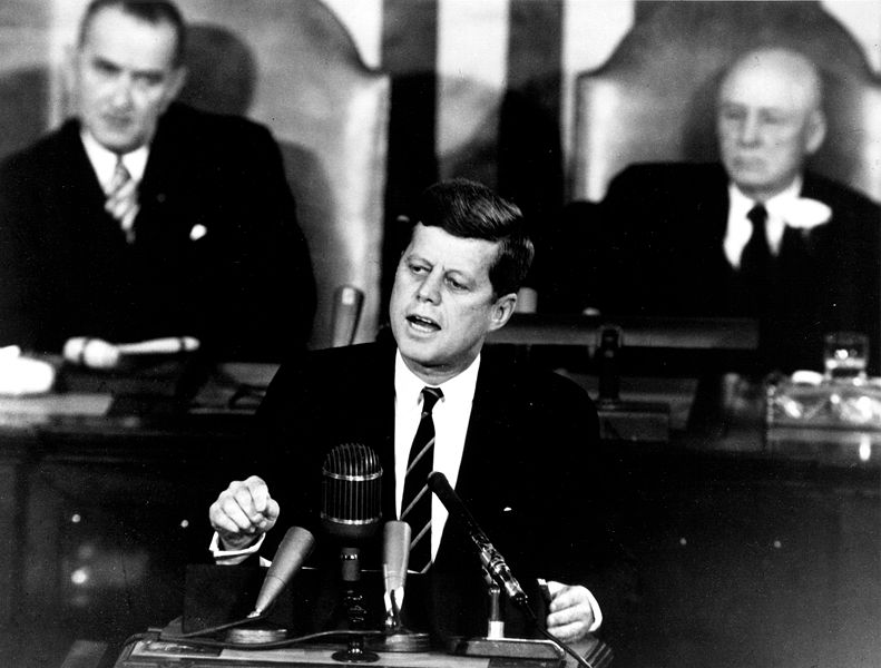 קנדי נואם את "נאום הירח" המפורסם ב 25 במאי 1961 ומכריז על כוונת ארה"ב להגיע לירח