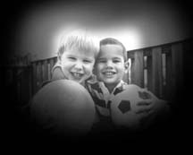 שני ילדים וכדור כפי שרואה הלוקה בגלאוקומה. צילום NIH National Eye Institute