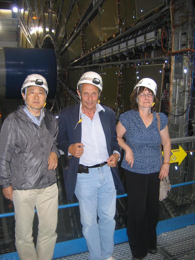 מימין: פרופ' שלומית טרם, פרופ' גיורא מיקנברג, פרופ' הירו יואסאקי על רקע החיישנים במתקן אטלס ב-CERN שרובם יוצרו בישראל ומקצתם ביפן. (צילום: אבי בליזובסקי, יולי 2008)